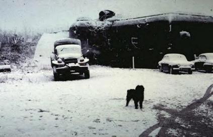 Le bloc2 sous la neige en décembre 1958. Les canadiens ont des véhicules... et un chien ! 