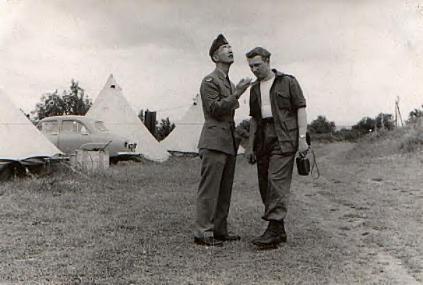 Sam Tonagi et Tom Perry, du 601. Telecom Squadron, RCAF