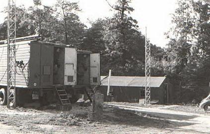 Les deux camions du  601. Telecom Squadron sur la place d'armes du KERFENT (1958)